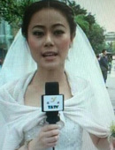 女主播穿婚纱报道灾情