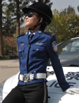 西昌女警跑车巡逻