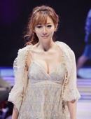 度娘刘冬台上爆乳装