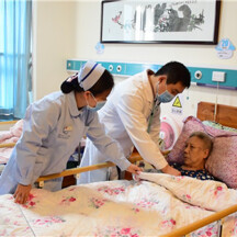 这个急诊科医生 24小时开机为老年人“待命”