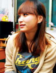 女孩向欣园冰河救人