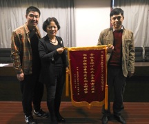 不速之客点名“找领导”？原是湘女家属送来感谢锦旗
